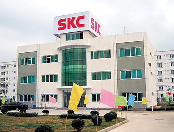 중국 현지법인 설립 1년 만에 흑자를 낸 SKC의 쑤저우 공장. 한국인 직원 3명과 중국인 100여 명이 뭉쳐 효율적인 운영을 하고 있는 이 공장은 국내 기업의 중국 투자 모범 사례로 꼽히고 있다. 사진 제공 SKC