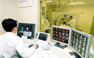 지방간과 간암으로 의심되는 환자가 서울아산병원에서 컴퓨터단층촬영(CT) 검사를 받고 있다. 지방간은 지방성 간염뿐만 아니라 간경화와 간암까지 일으킬 수 있다. 사진 제공 서울아산병원
