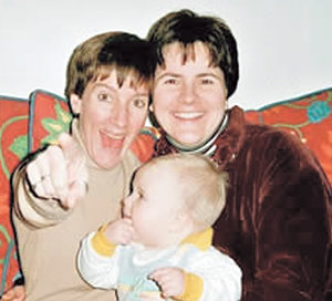 제니퍼 젱킨스 씨(왼쪽)와 리사 밀러 씨가 헤어지기 전 자녀와 함께 즐거운 한때를 보내고 있다. 사진 제공 AP
