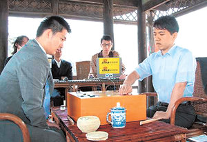 11일 중국 후난 성 난팡창청에서 열린 특별대국에서 3패빅을 연출한 이창호 9단(오른쪽)과 창하오 9단. 사진 제공 사이버오로