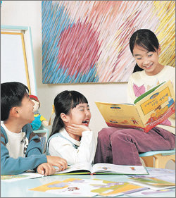 “잭은 거인에게 잡아먹힐지도 모르는데 왜 세 번씩이나 나무에 올라갔을까?” 책을 읽고 또래 친구들과 토론을 하다 보면 어느새 생각의 폭이 넓어지고 표현력이 향상된다. 동아일보 자료 사진