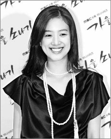 MBC 새 수목 미니시리즈 '가을 소나기'의 주인공 연서 역을 맡은 정려원은 '희진에 대한 부담을 털고 연서로 다시 태어나겠다'고 말했다. 사진 제공 MBC