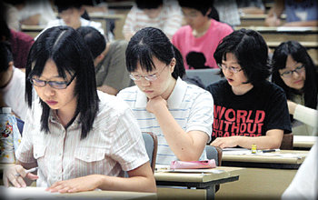 2006학년도 1학기 수시모집 논술시험을 치르는 수험생들. 동아일보 자료사진