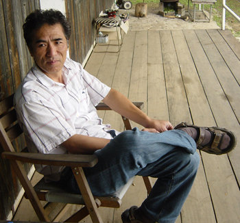 경기 양평군 지제면 월산리 작업실에서 만난 김성호 화백. 그는 ‘월든’으로 유명한 미국작가 헨리 데이비드 소로처럼 스스로 지은 집에서 안료와 붓도 스스로 만들어 쓰며 자연과 농촌의 섬세한 숨결을 화폭에 담고 있다. 오른쪽 위가 그의 대작 ‘갈대’, 아래가 ‘메아리’. 그의 그림을 보고 있노라면 은은하고 부드러운 풍경 앞에 서 있는 듯하다. 양평=허문명 기자