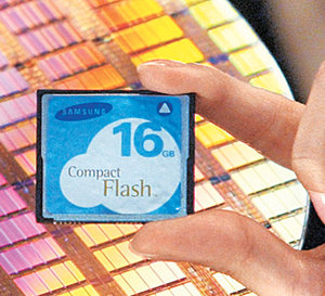 삼성전자가 세계 최초로 개발해 12일 공개한 16기가비트 낸드 플래시메모리.