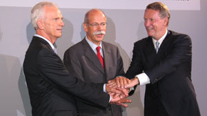 12일(현지 시간) 독일 프랑크푸르트 모터쇼 전시장에서 헬무트 판케 BMW그룹 회장(왼쪽)과 디터 체체 다임러크라이슬러 회장(가운데), 릭 왜고너 GM 회장이 한자리에 모여 하이브리드 시스템 공동 개발 합의를 확인했다. 프랑크푸르트=주성원  기자