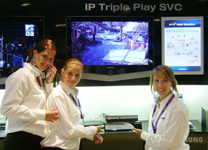 10일(현지 시간) 네덜란드 암스테르담에서 열린 국제방송장비 전시회 ‘IBC 2005’에 참가한 삼성전자 현지 법인 직원들이 초고속 통신망 ‘트리플 플레이 서비스(TPS)’를 시연하고 있다. 사진 제공 연합뉴스