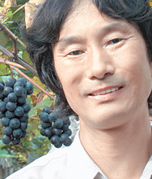 직접 경작하는 경기 남양주시 진접읍 장현리 포도밭에 선 류기봉 씨. 동아일보 자료 사진