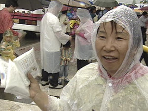 15일 방영되는 MBC 다큐멘터리 ‘하늘의 선물’은 눈과 비에 대한 사람들의 상반된 반응을 다룬다. 기상청의 비 체험 프로그램에 참여한 한 참가자 .사진 제공 MBC