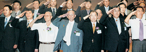 3대에 걸친 현역 복무의 공로를 인정받아 14일 병무청에서 표창을 받은 ‘병역 명문가’의 가족들. 앞줄 왼쪽에서 네 번째가 대통령상을 받은 조갑제 씨. 이종승 기자