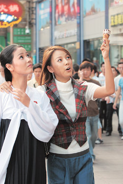 “친자매처럼 친해졌어요”가수 이효리 씨(오른쪽)와 북한 무용수 조명애 씨가 12일 중국 상하이에서 아이스크림을 먹으며 길거리를 구경하고 있다. 이들은 12, 13일 이곳에서 삼성 애니콜 ‘하나의 울림’ 2차 캠페인 광고를 촬영했다. 사진 제공 제일기획