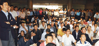 공청회 4000여명 참석15일 국회 의원회관에서 열린 ‘검경 수사권 조정 공청회’는 검찰 측 인사가 참석하지 않아 ‘반쪽 공청회’로 진행됐다. 참석자가 많아 미처 공청회장에 들어가지 못한 경찰관들과 가족들이 공청회장 밖에서 TV로 공청회를 지켜보고 있다. 김동주 기자