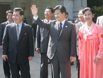 평양에서 열리고 있는 16차 남북 장관급회담에 남측 수석대표로 참가 중인 정동영 통일부 장관(가운데)이 15일 묘향산 국제친선전람관 앞에서 북측 주민들에게 손을 흔들어 인사하고 있다. 왼쪽은 북측 단장인 권호웅 내각책임참사. 평양=사진공동취재단