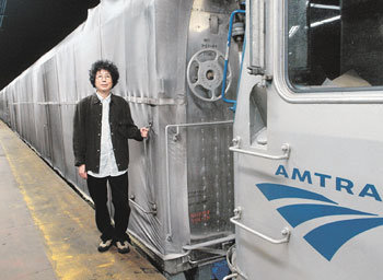 설치미술가 전수천 씨가 14일 미국 뉴욕 펜실베이니아 기차역에서 흰색 천을 뒤덮은 열차로 미 대륙을 횡단하는 프로젝트 출발에 앞서 포즈를 취했다. 사진 제공 진동선 씨