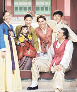 이탈리아에서 한국으로 건너와 예술과 사랑의 꽃을 피우고 있는 파텔라 형제 가족이 한복을 차려입고 활짝 웃고 있다. 한복협찬 김영석 전통한복