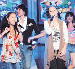 탤런트 이의정(왼쪽)과 이재은이 KBS2 추석특집 ‘스타커플 총출동’에 출연해 노래 실력을 뽐내고 있다. 사진 제공 KBS