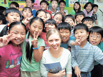 서울 신현초등학교 원어민 교사인 브리지트 상크 씨(가운데)는 영어를 재미있게 가르쳐 학생들 사이에 인기가 높다. 김미옥 기자