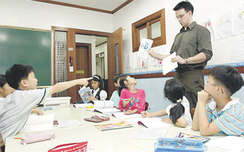 서울 양천구 목동의 폴리스쿨 ‘영재반’에서 원어민 강사가 아이들에게 영어를 가르치고 있다. 원대연 기자