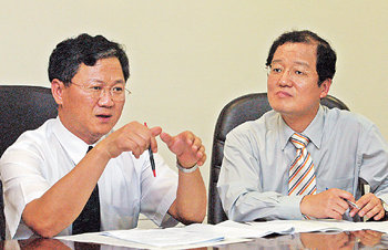 김태현 중앙대 교수(왼쪽)와 남성욱 고려대 교수가 19일 오후 서울 종로구 세종로 동아미디어센터 20층 회의실에서 이날 중국 베이징에서 타결된 4차 6자회담의 공동성명이 갖는 의미와 전망 등에 관해 대담을 하고 있다. 김동주 기자