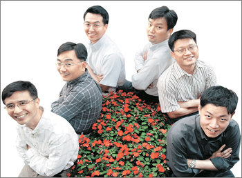 웰스플랜 펀드 시리즈를 운용하는 삼성투신운용 임창규 주식운용팀장(왼쪽)과 주식운용본부 직원들. 박영대 기자