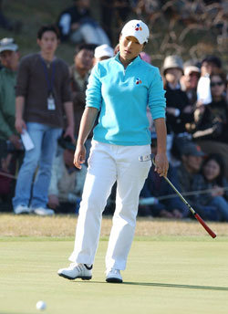 힘없는 표정으로 그린 위의 공을 바라보는 박세리. 한국 여자 골프 투혼의 상징이었던 박세리는 부상으로 올 시즌 남은 대회 출전을 포기했다. 동아일보 자료 사진