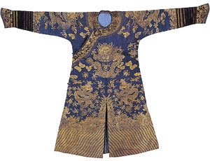 용 무늬를 화려하게 수놓은 중국 청대의 의복. 사진 제공 중국미술연구소