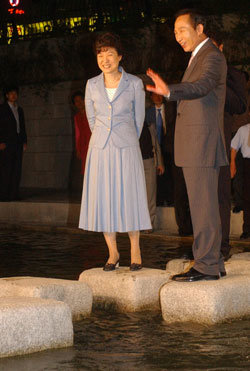 박근혜 한나라당 대표가 20일 저녁 이명박 서울시장의 안내를 받으며 개통을 11일 앞둔 서울 청계천 복원 공사 현장을 둘러보고 있다. 국회사진기자단