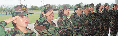 대대급 규모로는 국내 처음인 ‘대구 여성지원예비군부대’의 소대장들이 21일 육군 50사단에서 사열 연습을 하고 있다.