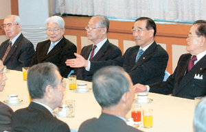 “예비역들이 일본군 사고방식에 젖어 있다”는 신동아 10월호 인터뷰 발언으로 파문에 휘말린 윤광웅 국방부 장관(오른쪽에서 두 번째)이 21일 서울 용산구 국방회관에서 예비역 장성 등에게 발언 경위를 해명하고 있다. 윤 장관은 국방개혁 설명회에 예비역 장성을 초청하는 형식으로 이 자리를 마련했다. 박영대 기자