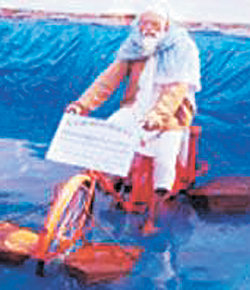 수륙 양용 자전거수륙 양용 자전거 ‘누르’를 타고 직접 시범을 보이고 있는 인도의 모하마드 사이둘라 씨.