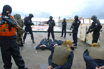 총기로 무장한 한국과 러시아 특공대원들이 세라보호를 모의 납치한 테러범들을 제압하고 있다. 사진 제공 해양경찰청