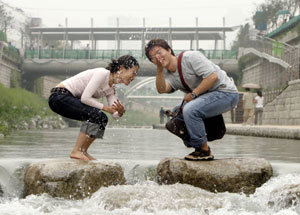 청계천으로 데이트를 하러 나온 홍세경(왼쪽) 황보현 씨가 징검다리에서 물 장난을 하고 있다.