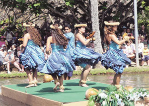 오아후 섬의 폴리네시안 컬처 센터에서 펼쳐지는 수상 쇼. 타히티 통가 등 폴리네시아 7개 섬의 주민이 카누 위에서 민속춤을 선보인다. 하와이=조성하 기자