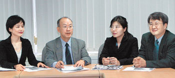 왼쪽부터 이지은 위원, 김일수 위원장, 최현희 유의선 위원. 안철민  기자