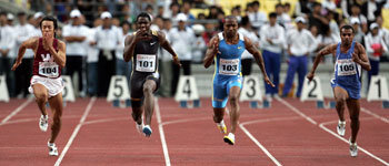 23일 대구국제육상경기대회 남자 100m에서 미국의 저스틴 게이틀린(왼쪽에서 두 번째)이 10초 26으로 레너드 스콧(오른쪽에서 두 번째·10초28)을 제치고 우승했다. 대구=연합뉴스