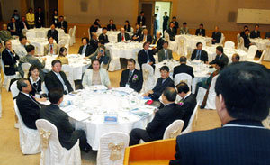 아시아 각국의 헌법학자들이 23일 서울대 호암교수회관에서 열린 ‘아시아 헌법학자 대회 2005’에 참가해 주제 발표를 듣고 있다. 권주훈 기자