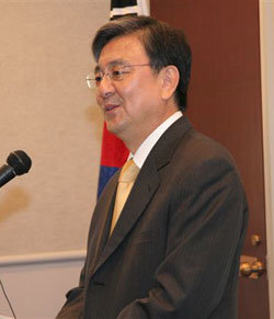 홍석현 주미대사가 23일 워싱턴의 주미대사관에서 이임식을 갖고 있다. 사진 제공 주미대사관