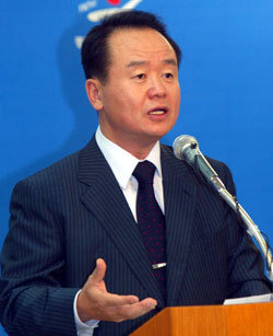 한나라당 주성영 의원이 25일 서울 강서구 염창동 한나라당 당사에서 기자회견을 하고 있다. 김동주 기자