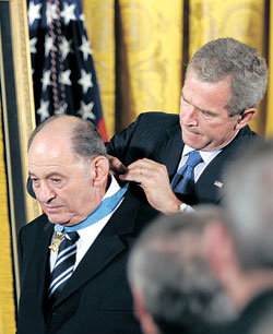 조지 W 부시 미국 대통령이 23일 백악관에서 6·25전쟁 참전용사인 티보르 루빈 씨(왼쪽)의 목에 명예훈장을 걸어주고 있다. 워싱턴=연합뉴스