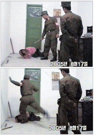 북한 전문 인터넷 뉴스 사이트인 ‘자유북한방송’이 26일 공개한 북한군의 탈북 여성 구타 장면. 한 군인이 붙잡힌 탈북 여성을 몽둥이로 때리다 몽둥이가 부러지자 발로 몸통을 걷어차고 있다. 자유북한방송 홈페이지