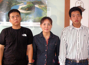 간경화 환자인 아버지를 위해 동시에 간 이식에 나선 두 아들과 어머니. 왼쪽부터 장남 이광진 씨, 어머니 김승희 씨, 주영 군. 광주=연합뉴스