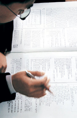 “수능 시험 당일에도 점수를 올릴 수 있다.” 암기문제는 최대한 빨리 풀어 시간을 절약하고 어려운 문제는 출제자의 의도를 파악하면 10점은 더 올릴 수 있다. 동아일보 자료 사진