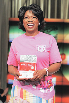 최근 TV쇼를 통해 신간을 권장도서로 추천하는 작업을 재개한 오프라 윈프리. 동아일보 자료 사진