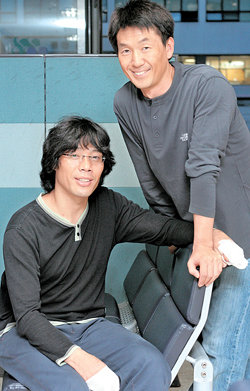 히말라야 촐라체 북벽을 세계 최초로 알파인 스타일로 겨울철에 오른 박정헌 씨(왼쪽)가 29일 ‘생환 등반보고회’를 갖는다. 오른쪽은 같은 날 보고회를 함께 여는 낭가파르바트 루팔벽 등정자 이현조 씨. 강병기 기자