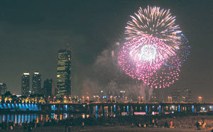 10월 22, 29일 서울 여의도 63빌딩 앞 한강시민공원에서 ‘2005 서울세계불꽃축제’가 열려 가을밤 도심의 하늘을 형형색색으로 수놓는다. 지난해 10월 여의도 63빌딩 앞에서 펼쳐진 서울세계불꽃축제 모습. 동아일보 자료 사진