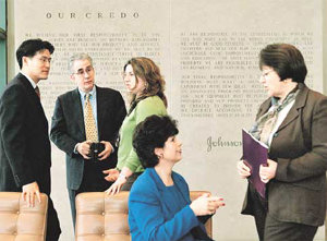 윤리 경영의 모범사례인 미국 제약회사 존슨앤드존슨의 뉴저지 주 뉴브런즈윅 본사 로비. 벽면에 ‘고객에 대한 책임, 직원에 대한 인간적 예우, 사회와 주주에 대한 책임’을 명시한 ‘우리의 신조’가 새겨져 있다. 동아일보 자료 사진