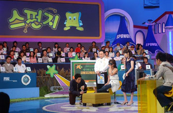 기발하고 재미있는 지식을 소개하는 프로그램으로 주목받고 있는 ‘스펀지’. 10월 1일 100회 프로그램이 방영된다. 사진 제공 KBS