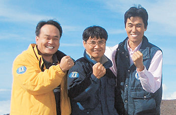 마우나케아 정상에 우뚝 선 3명의 한국인 천문학자. 왼쪽부터 제미니천문대의 송인석 박사, 스바루천문대의 표태수 박사, CFHT의 김삼 연구원. 이충환 동아사이언스 기자