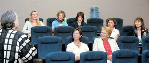 28일 서울 종로구 안국동 래미안문화관에서 열린 ‘시네 카페’ 행사에서 주한 외국인들이 영화 ‘공공의 적 2’를 보기 전 유럽-코리아재단 관계자로부터 영화에 대한 설명을 듣고 있다. 이 행사는 오전에 열리기 때문에 여성 관객이 많다. 권주훈 기자