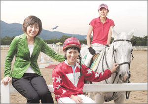 국내 첫 여성 경마 중계 아나운서 김수진, 첫 여성 기수 이신영, 유도마 기수 조상은 씨(왼쪽부터). 말과 함께 세상을 바꿔 가는 세 여성이 한자리에 모였다. 변영욱 기자